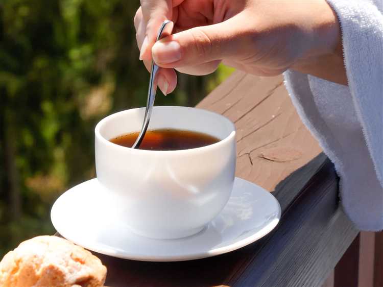 Zu guter Letzt sorgt undefinedHibiskustee</strong> nicht nur für eine angenehme Erfrischung, sondern fördert auch die Verdauung und wirkt harntreibend. Diese natürlichen Eigenschaften können helfen, überschüssiges Wassergewicht zu reduzieren und das allgemeine Wohlbefinden zu steigern. Sein leicht säuerlicher Geschmack macht ihn zu einer tollen Ergänzung für jede Diät.“></p>
<h2>Grüner Tee: Ein natürlicher Fettverbrenner</h2>
<p><img decoding=